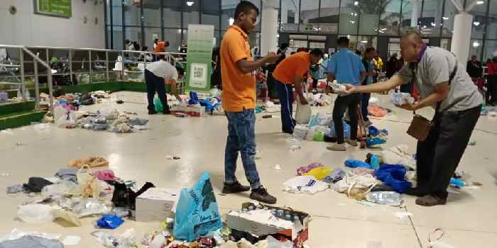DIBERSIHKAN PETUGAS : Barang bawaan jemaah haji yang tak bisa dibawa masuk ke pesawat akhirnya ditinggal di paviliun Bandara King Abdul Azis Jeddah Arab Saudi.