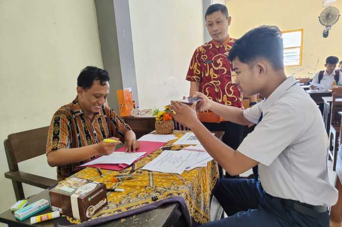 Calon peserta didik melaksanakan daftar ulang di SMK N 4 Semarang.