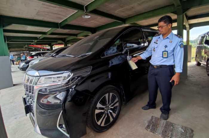 Kasubsi Administrasi dan Pemeliharaan&nbsp; Rupbasan Semarang Kiswanto, mengecek mobil Alphard titipan kasus dugaan penipuan dari Kejari Semarang.