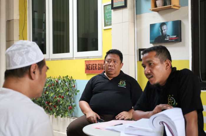 Tersangka kasus pencabulan terhadap puluhan santriwati saat diperiksa di Kejari Batang.