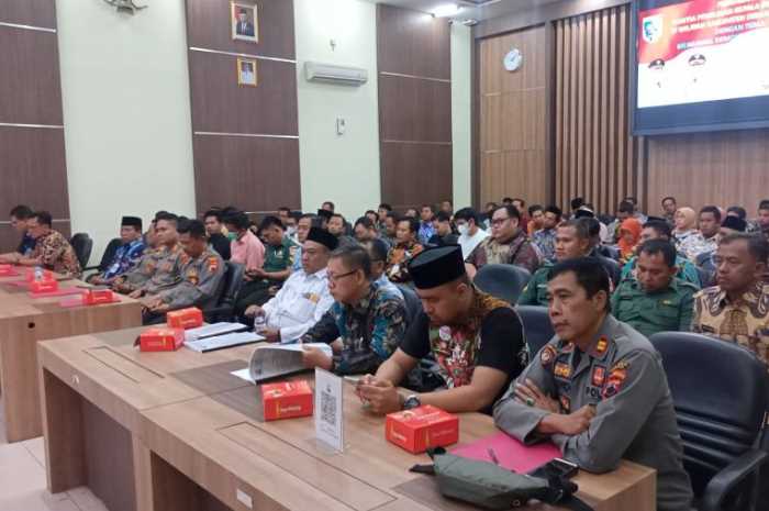 Para peserta pengarahan terkait pilkades serentak di ruang Bina Praja Pendopo Kabupaten.&nbsp;