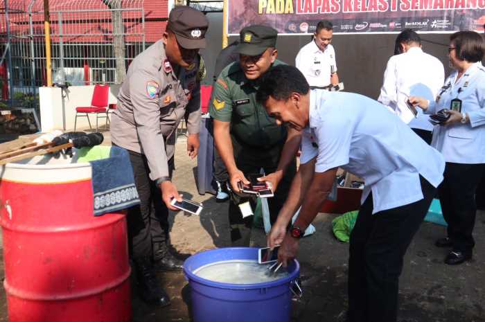 Pemusnahan barang terlarang hasil razia&nbsp;napi&nbsp;Lapas&nbsp;Kelas I&nbsp;Kedungpane, Semarang, Rabu (5/7).&nbsp;