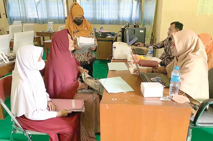 Seorang siswa SD bersama ibunya saat mendaftar PPDB di SMPN Kendal.