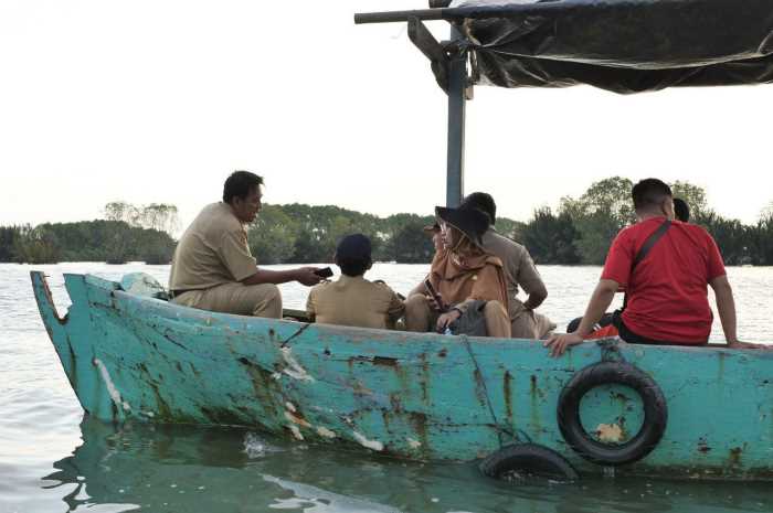 Sekda Kabupaten Pekalongan Yulian Akbar saat meninjau Dusun Simonet yang tergerus abrasi dan harus direlokasi, beberapa waktu lalu.