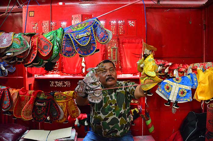 Sugiyo Waluyo atau Dalang Subur di sela persiapan pementasan wayang potehi di halaman Kelenteng Tay Kak Sie Semarang Rabu (4/7).