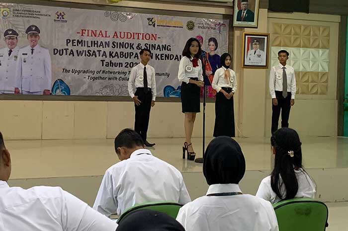 Nabila Citra Khalisa (nomor dada 2) perwakilan dari SMA N 1 Kendal saat mengikuti audisi Sinok Sinang Kendal tahun 2023.