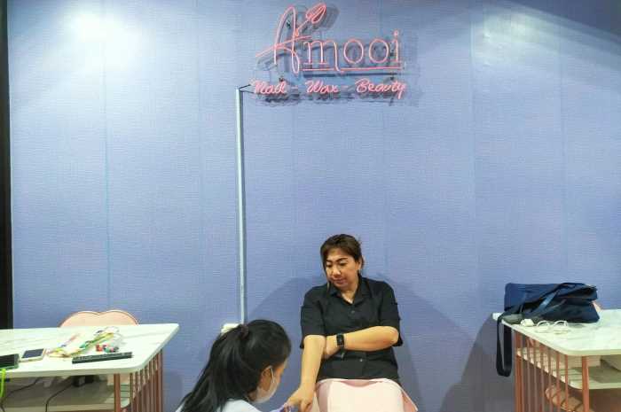Seorang pelanggan sedang menggunakan jasa nail art di Nail Art Amooi Semarang Kamis (6/7/2023).