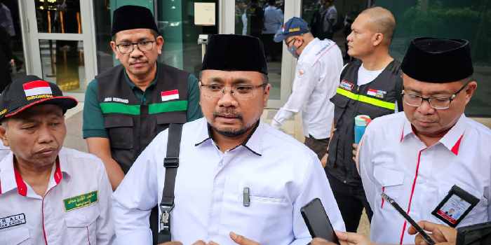 PEDULI LANSIA : Menag RI Yaqut Cholil Qoumas saat hendak take off pulang ke tanah air melalui Terminal Internasional Bandara King Abdul Azis Jeddah Arab Saudi Kamis sore 6 Juli 2023.