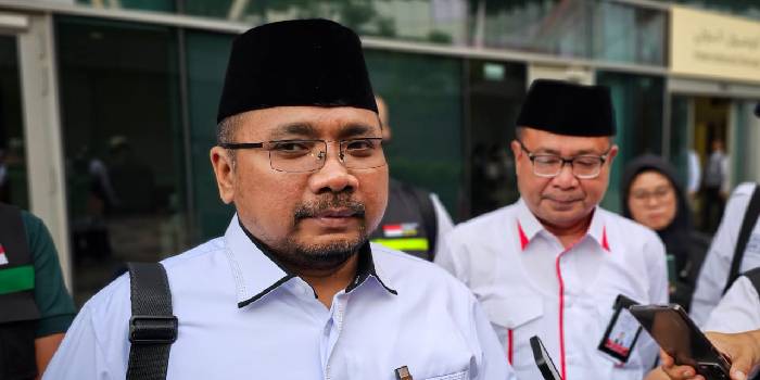 BERI PENJELASAN : Menag RI Yaqut Cholil Qoumas saat akan take off untuk pulang ke tanah air di Terminal Internasional Bandara King Abdul Azis Jeddah Arab Saudi Kamis 6 Juli 2023.