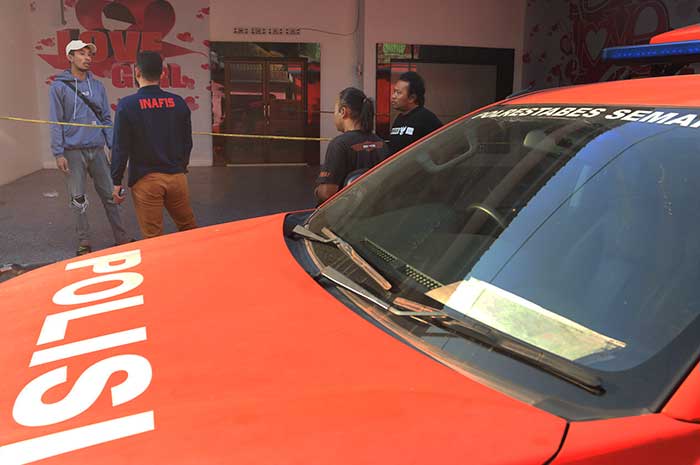 Polisi melakukan olah tempat kejadian perkara pembacokan di wisma karaoke Love Girl kawasan Gambilangu Kamis (6/7).