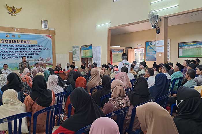 Warga Desa Purwodadi dan Girirejo mendengarkan sosialisasi terkait jalan tol Jogjakarta-Bawen.