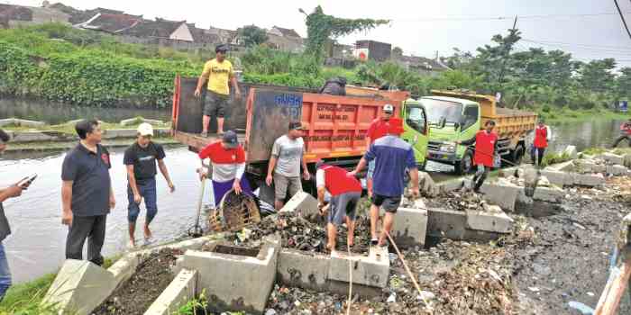 CEGAH BANJIR: Petugas DLH dan DPU membersihkan sampah di area rumah pompa Tawangmas dan Jembatan Tri Tunggal, Jumat (7/7). (IST)