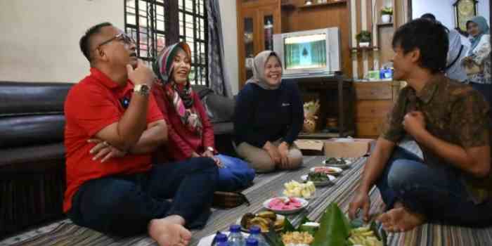 Pagi ini, Sabtu (08/07/2023) Sinoeng beranjangsana bersama Ny. Denok Respati Sinoeng ke keluarga Bapak Habib, karena sang istri telah melahirkan seorang anak laki-laki bersama Devandra. (IST)