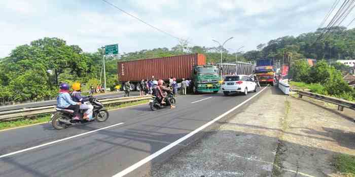 KECELAKAAN : Truk kontainer melintang di dekat Jembatan Tuntang, Kabupaten Semarang. (Maria Novena/Jawa Pos Radar Semarang)
