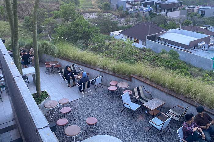 Sejumlah pengunjung menikmati nongkrong asyik sambil melihat keindahan Kota Semarang.