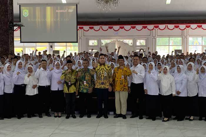 Ratusan guru sumringah usai menerima SK pengangkatan PPPK.