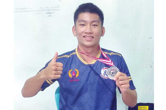 Ray Isa Cipta Handal yang meraih juara dua kelas 67 kg senior di ajang Kejuaraan Muaythai Terbuka.
