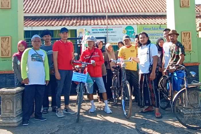 Komunitas sepeda tua melepas keberangkatan Hari Panca Rahargio (tengah celana pendek) untuk memulai gowes menuju Jakarta, Minggu (9/7).