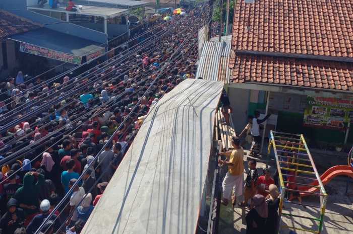 Tangkapan layar dari video amatir saat udik-udikan berlangsung keluarga Romadhon Kelurahan Jenggot, Kecamatan Pekalongan Selatan Minggu (9/7).