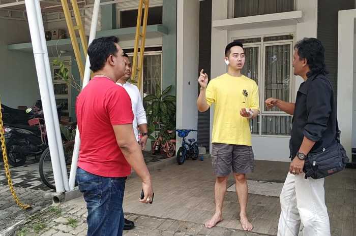 Michael Rendy Wiyono saat memberikan keterangan pada polisi yang datang di rumahnya setelah ada percobaan perampokan Minggu (9/7).