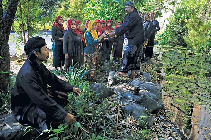 Warga RW 3 Talunkacang, Kelurahan Kandri, Gunungpati, melakukan ritual pengambilan Tirto Waluyo Jati di tujuh sumber air.