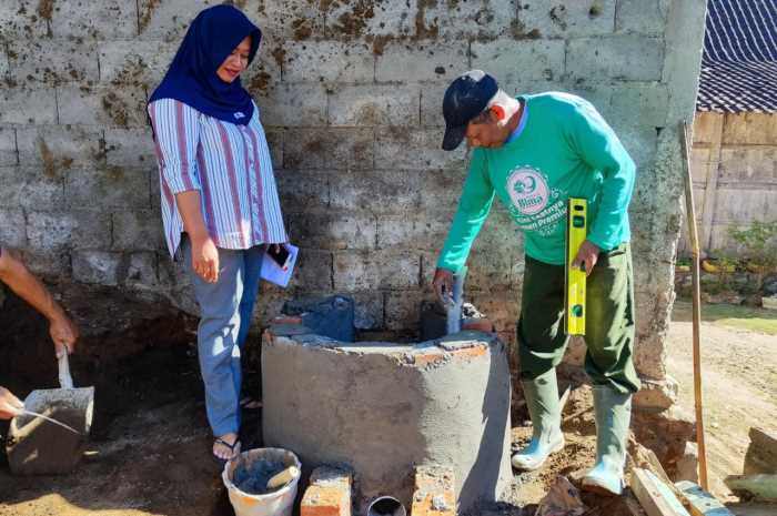 Kades Jetak Sarinah sedang mengecek pembuatan biodigester.