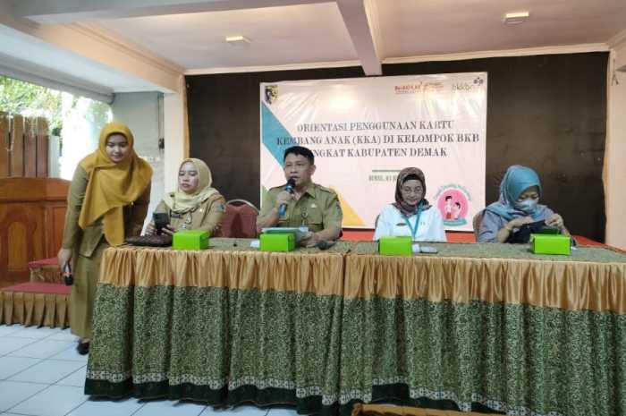 Kepala Dinpermades P2KB Taufik Rifai membuka acara orientasi kartu kembang anak (KKA).