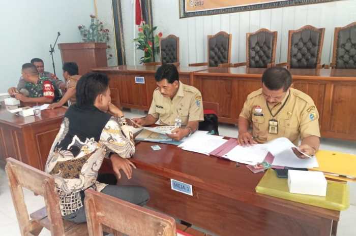 Panitia pilkades di Desa Werdoyo, Kecamatan Kebonagung melakukan penelitian berkas persyaratan calon kepala desa.