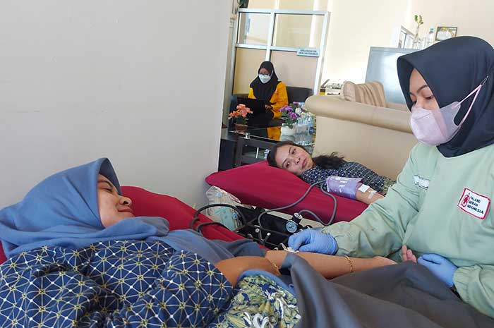 Pegawai BPJS Kesehatan Cabang Magelang mendonorkan darahnya dalam rangka menyambut perayaan hari ulang tahun (HUT) ke-55 BPJS Kesehatan, Selasa, (11/7).