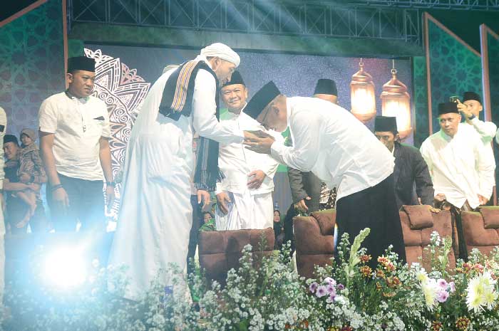 Ribuan jamaah mengikuti salawat bersama di lapangan sepak bola Kecandran, Salatiga.