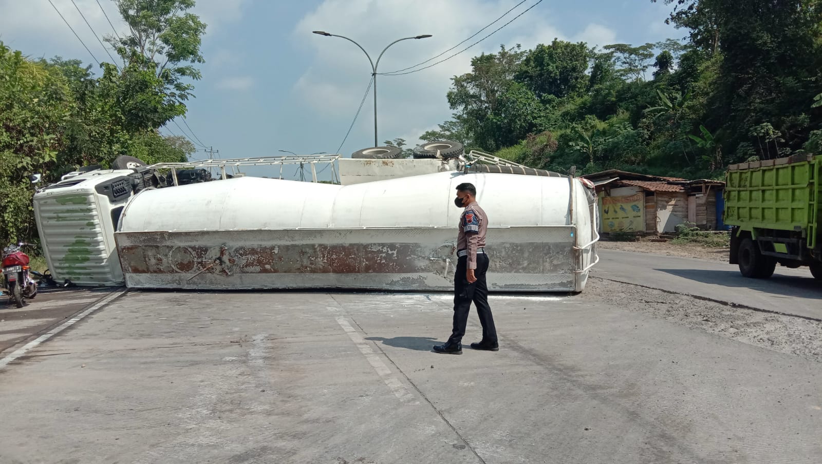 Kondisi truk tangki tronton yang terguling di jalan lingkar Alas Roban.