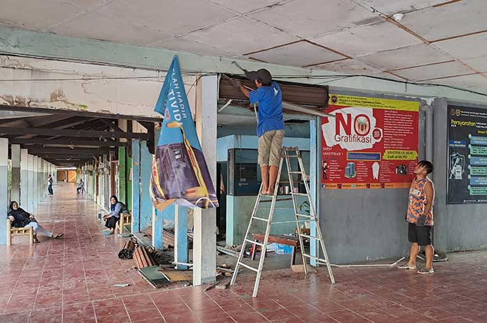 Para pedagang mulai mengosongkan kiosnya, Senin (10/7), setelah proses revitalisasi Terminal Tidar dimulai.