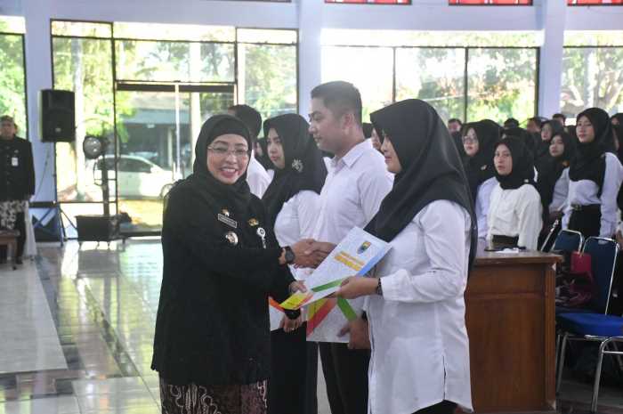 PJ Bupati Batang Lani Dwi Rejeki saat menyerahkan SK PPPK kepada 856 orang di Pendopo Kabupaten Batang, kemarin.