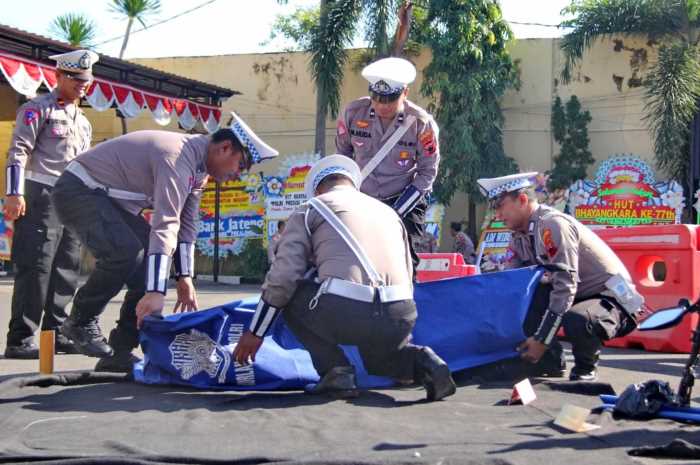Anggota Satlantas Polres Pekalongan Kota saat menggelar simulasi penyelamatan korban laka lantas, Senin (10/7).
