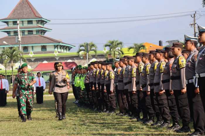 Gelar pasukan di Alun-alun Kota Magelang sebelum dilaksanakan Operasi Patuh Candi 2023, Senin (10/7).