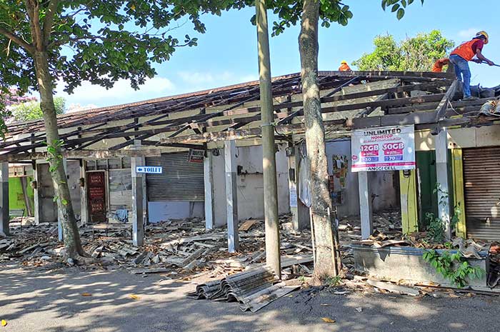 Kios di Terminal Tidar Magelang mulai dibongkar dan dipasang pagar pembatas proyek, Selasa (11/7).
