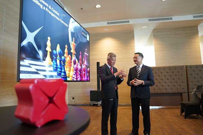 Direktur Consumer Banking Group, PT Bank DBS Indonesia Rudy Tandjung dan Chief Investment Officer, DBS Bank Hou Wey Fook berbincang pada event smart talk eksklusif.