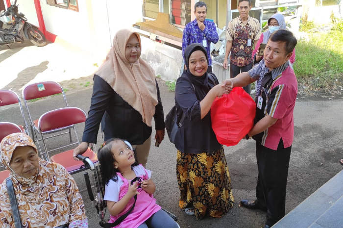 Numi Widyayanti saat menerima bantuan Atensi Kemensos RI di Joglo Pancasila, Kantor Kecamatan Sidomukti, Kota Salatiga pada Selasa (11/7).