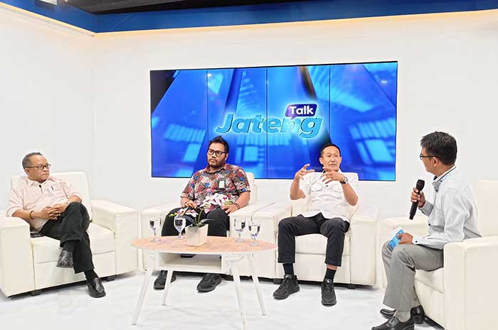 Ketua DPRD Kota Semarang Kadar Lusman ketika menjelaskan tentang bijak bermedia sosial di acara Jateng Talk di Studio Jawa Pos TV Semarang Selasa (11/7).
