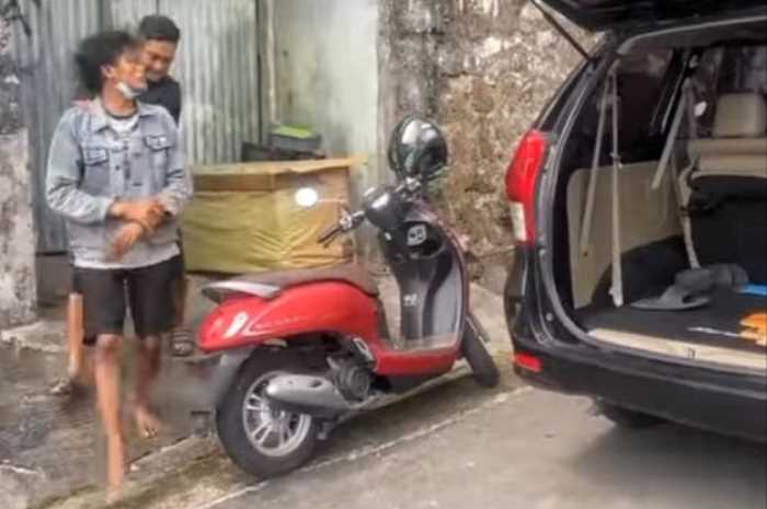 Pelaku pembacokan saat ditangkap petugas Polrestabes Semarang.