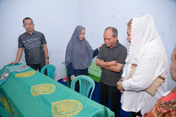 Wali Kota Semarang Hevearita Gunaryanti Rahayu saat takziah dan bertemu dengan orang tua Ahmad Arsyad Disky.
