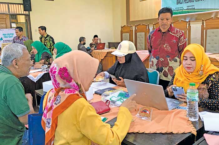 Puluhan pelaku UKM antusias mendaftarkan produknya dalam program sertifikasi halal gratis di Kantor Kemenag Kendal.