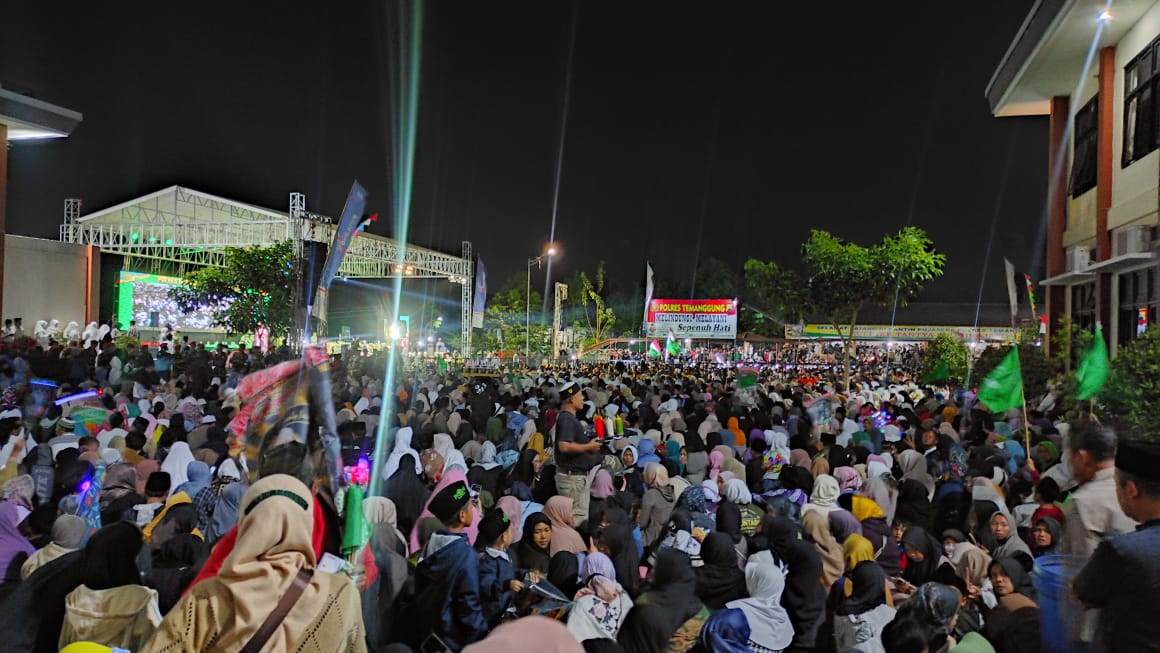 Jemaah sholawat sudah memadati lapangan Mapolres Temanggung.