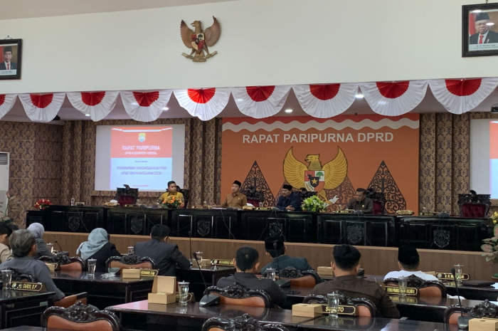 Rapat Paripurna di gedung DPRD Kendal Kamis (13/7).