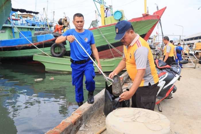 Pasukan gabungan bersama masyarakat, komunitas dan mahasiwa kompak bersihkan beberapa wilayah kota Pekalongan, pada Kamis (13/7).