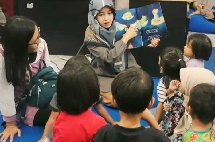 Praktik metode membaca read aloud yang dilangsungkan oleh komunitas Read aloud Semarang di Perpustakaan Provinsi Jawa Tengah.