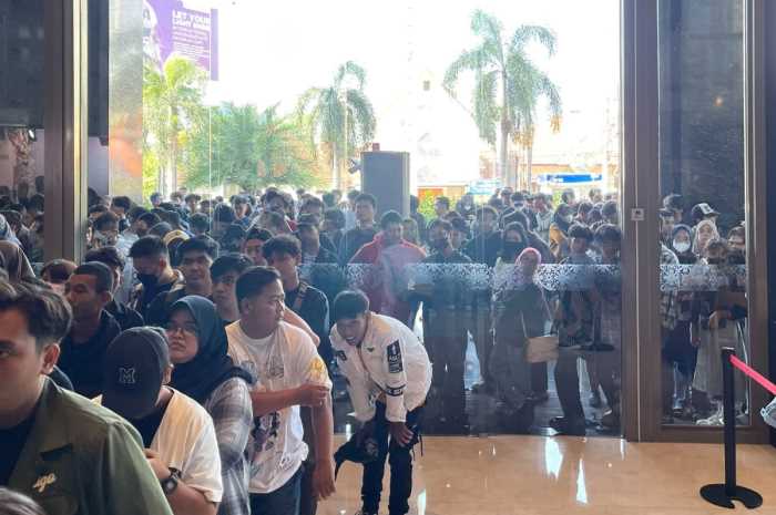 Sejumlah fans JKT48 hanya bisa berdiri di depan pintu Mall Tentrem Semarang yang sudah ditutup.