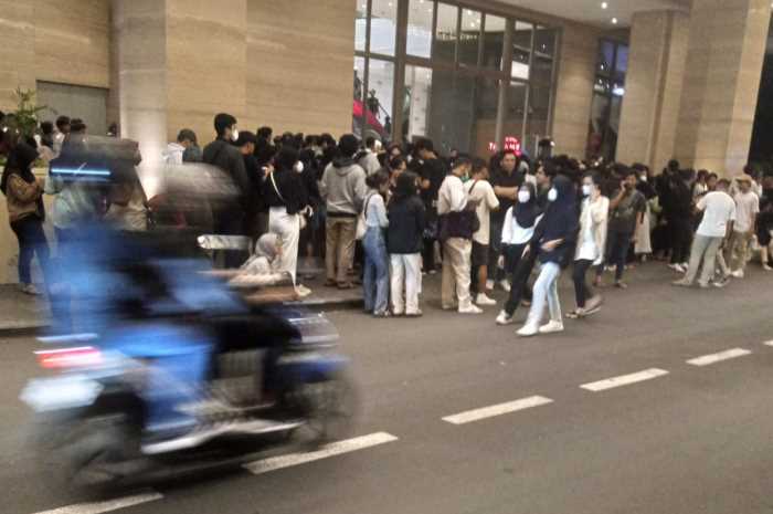 Sejumlah fans JKT48 hanya bisa berdiri di depan pintu Mall Tentrem Semarang yang sudah ditutup.