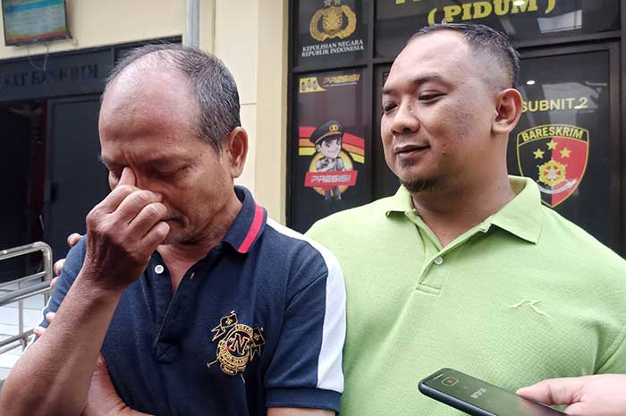 Edi Sarjono didampingi Edi Eriadi usai diperiksa penyidik Unit Pidana Umum Satreskrim Polrestabes Semarang Kamis (13/7).&nbsp;