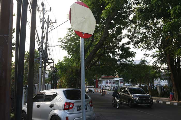 Rambu larangan masuk sudah dipasang di simpang Jalan Veteran-Jalan Kyai Saleh.